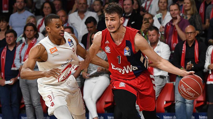 Bayerns Nemanja Dangubic (rechts) im Duell mit Vechtas Chris Carter.