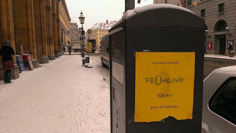 "Ein kleines bisschen Frühling für dich zum Mitnehmen" - das verspricht dieses Schild an der Residenz.