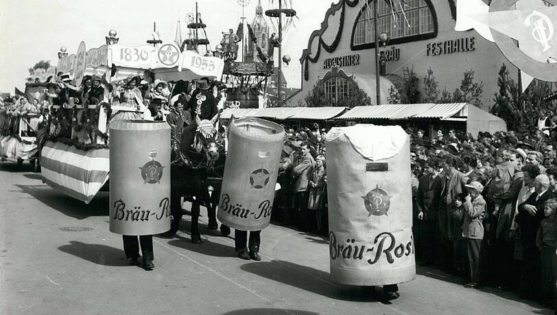 Beim Einzug der Festwirte marschieren 1955 auch diese hübsch kostümierten Herrschaften mit: Maßkrüge aus der Bräurosl. Beim Einzug der Festwirte marschieren 1955 auch diese hübsch kostümierten Herrschaften mit: Maßkrüge aus der Bräurosl.