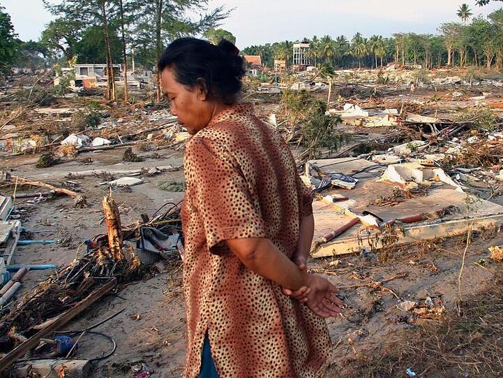 Trümmer des vom Tsunami zerstörten Nang Thong-Resorts am Strand von Khao Lak.