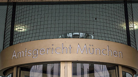 Der Angeklagte hat keinen Führerschein und schweigt beim Prozessauftakt am Amtsgericht.