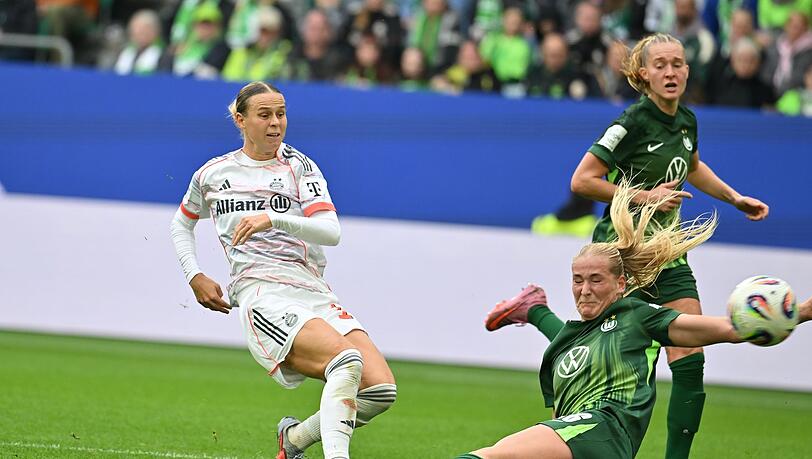 Bayern-Torschützin Klara Bühl (l).