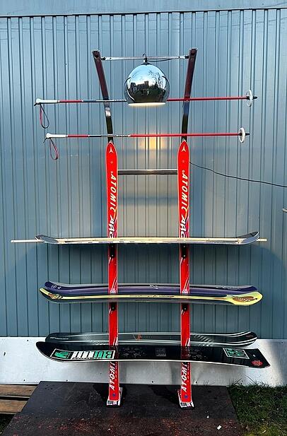 Designerstück aus gebrauchten Ski: Regal aus Snowboards mit integrierter Lampe.