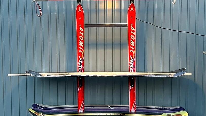 Designerstück aus gebrauchten Ski: Regal aus Snowboards mit integrierter Lampe. Designerstück aus gebrauchten Ski: Regal aus Snowboards mit integrierter Lampe.