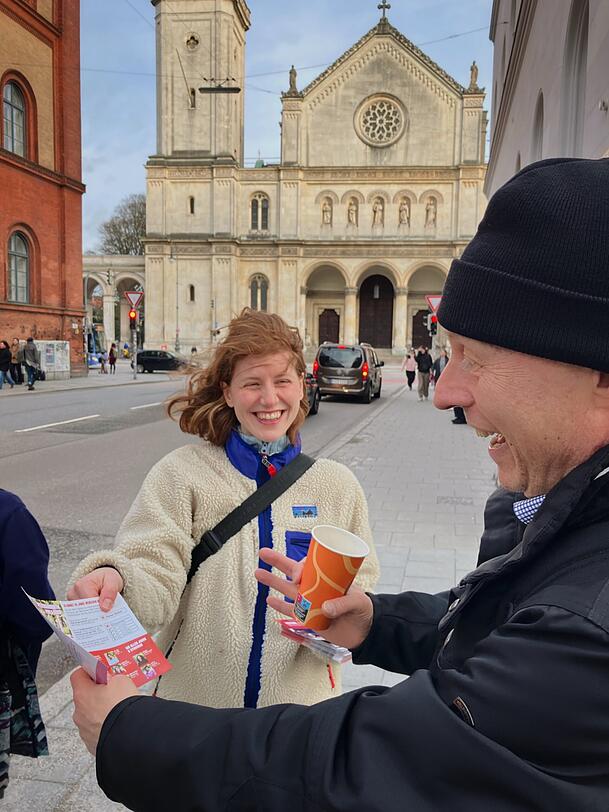 Mit viel Energie verteilt Gundi Flyer im Univiertel &ndash; und kommt mit den Menschen ins Gespr&auml;ch.