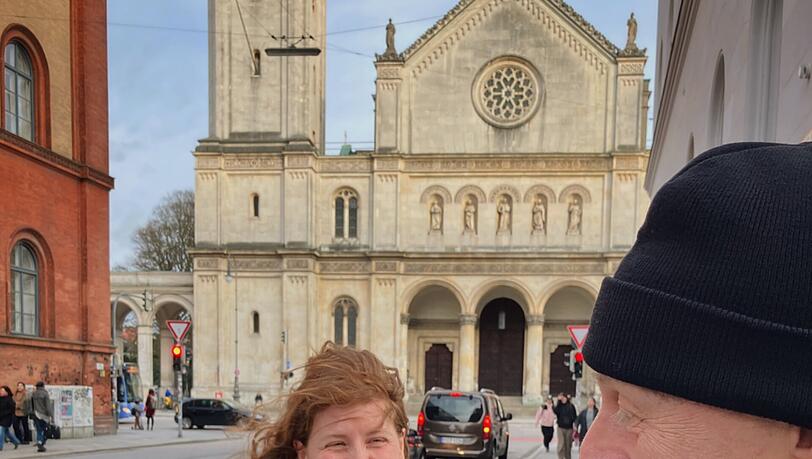 Mit viel Energie verteilt Gundi Flyer im Univiertel &ndash; und kommt mit den Menschen ins Gespr&auml;ch.