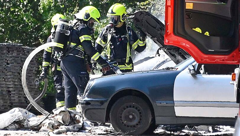 Die Feuerwehr Unterhaching verhinderte ein weiteres Ausbreiten der Flammen. Die Feuerwehr Unterhaching verhinderte ein weiteres Ausbreiten der Flammen.