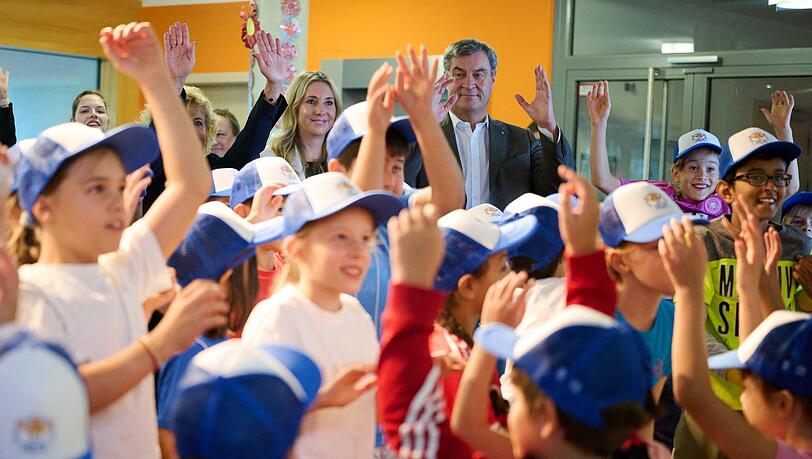Bewegung hält fit: Grundschulkinder geben unter anderem Ministerpräsident Söder (CSU) Einblicke in ihren Schulalltag. Bewegung hält fit: Grundschulkinder geben unter anderem Ministerpräsident Söder (CSU) Einblicke in ihren Schulalltag.