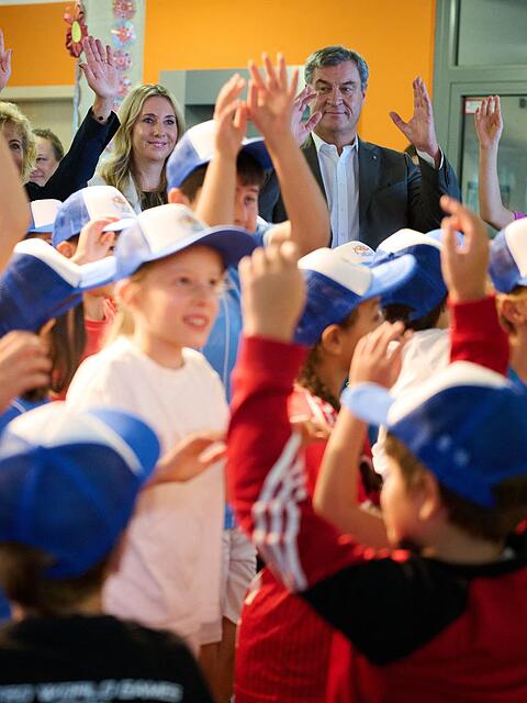 Bewegung h&auml;lt fit: Grundschulkinder geben unter anderem Ministerpr&auml;sident S&ouml;der (CSU) Einblicke in ihren Schulalltag.
