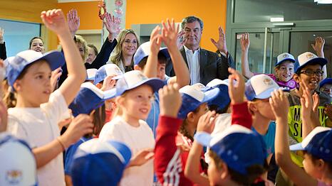 Bewegung h&auml;lt fit: Grundschulkinder geben unter anderem Ministerpr&auml;sident S&ouml;der (CSU) Einblicke in ihren Schulalltag.
