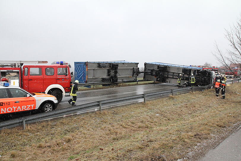 Starker Wind macht Bayerns Straßen unsicher: Am Freitag erfasste eine Windböhe einen LKW - der dadurch umstürzte und die Fahrbahn in beide Richtungen blockierte. Der Fahrer hatte Glück - er wurde nur leicht verletzt. Die Bilder!