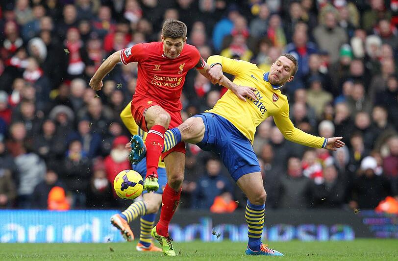 Der FC Arsenal mit Lukas Podolski (r.) ging mit 1:5 beim FC Liverpool unter.