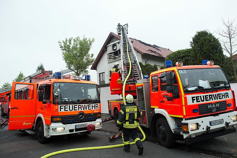 In diesem Wohnhaus in Köln lagen die beiden Leichen. Die Feuerwehr ist noch mit den Löscharbeiten beschäftigt.