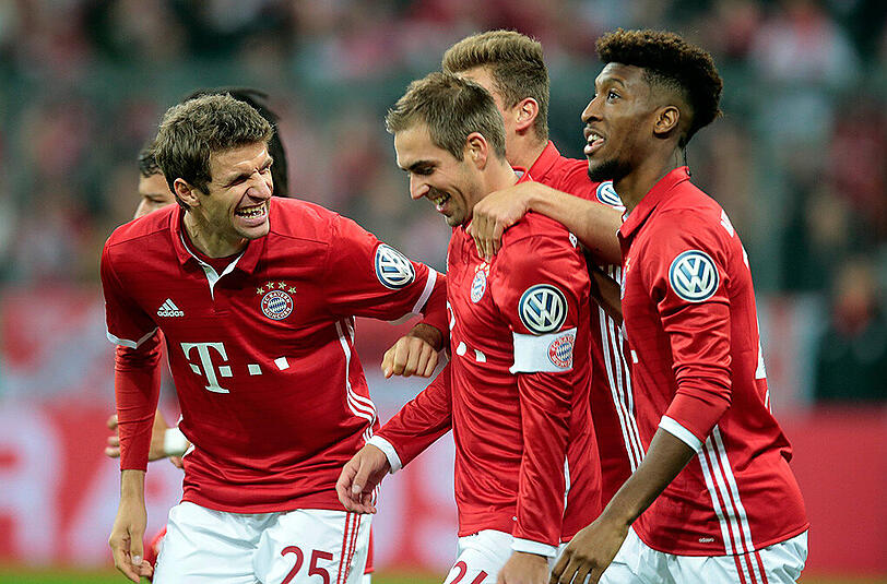 Thomas Müller (links) und Kingsley Coman (rechts) feiern mit Bayern-Kapitän Philipp Lahm dessen Blitztor zum 1:0.