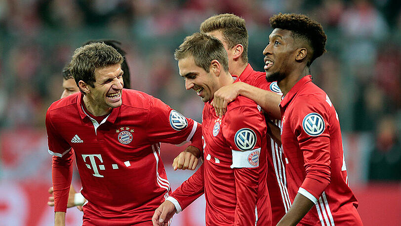 Thomas Müller (links) und Kingsley Coman (rechts) feiern mit Bayern-Kapitän Philipp Lahm dessen Blitztor zum 1:0.