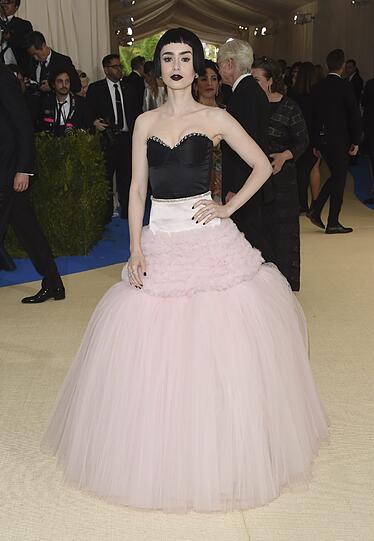 Top: Lily Collins kombiniert Bustier mit Tüllrock und dunklem Lippenstift