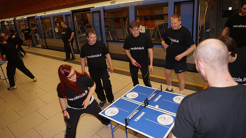 Ein Tischtennis-Match in der fahrenden U-Bahn oder am Bahnsteig &ndash; das war am Sonntag beim zweiten "Münchner U-Bahn Tischtennis-Turnier" möglich. Die Bilder.