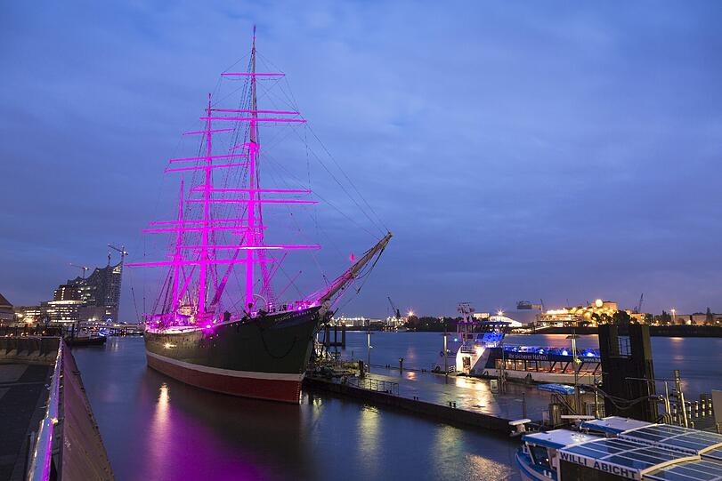 In Hamburg leuchtet zum Welt-Mädchentag beispielsweise das Museumsschiff &ndash; in München ist es das Karlstor.