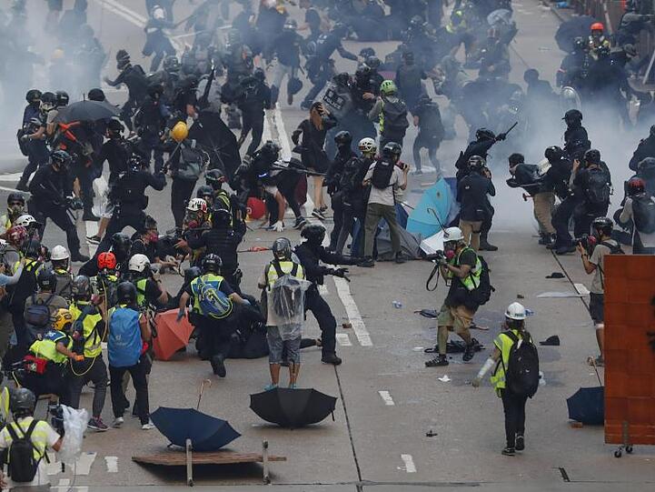 Am Sonntag kam es in Hongkong erneut zu Zusammenstößen zwischen Demonstranten und der Polizei.