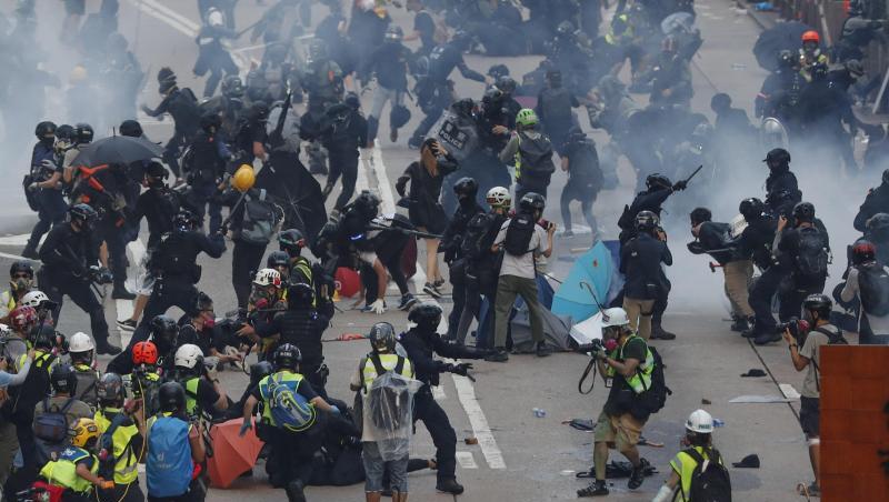 Am Sonntag kam es in Hongkong erneut zu Zusammenstößen zwischen Demonstranten und der Polizei. Am Sonntag kam es in Hongkong erneut zu Zusammenstößen zwischen Demonstranten und der Polizei.