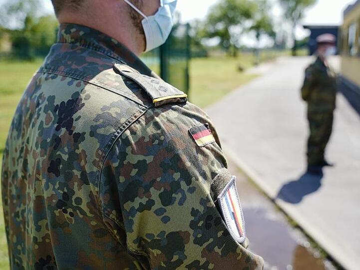 Das Institut für Menschenrechte erwartet von Lehrkräften bei Polizei und Bundeswehr, dass sie sich kritisch mit Rassismus und Rechtsextremismus beschäftigen.