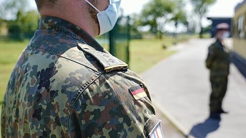 Das Institut für Menschenrechte erwartet von Lehrkräften bei Polizei und Bundeswehr, dass sie sich kritisch mit Rassismus und Rechtsextremismus beschäftigen.