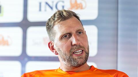 Der ehemalige deutsche Basketballspieler Dirk Nowitzki wird in Köln bei der EM geehrt.