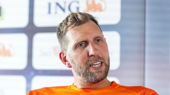 Der ehemalige deutsche Basketballspieler Dirk Nowitzki wird in Köln bei der EM geehrt.