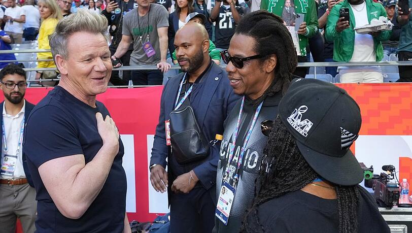 Jay-Z (mit Sonnenbrille) im Gespräch mit Starkoch Gordon Ramsay. An seiner Seite: Tochter Blue Ivy Carter (mit Cap).