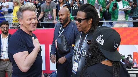 Jay-Z (mit Sonnenbrille) im Gespräch mit Starkoch Gordon Ramsay. An seiner Seite: Tochter Blue Ivy Carter (mit Cap).