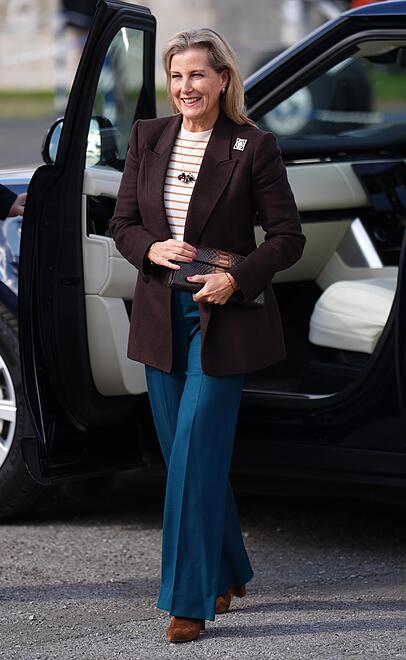 Sophie, Herzogin von Edinburgh, gab von den britischen Royals 2024 am meisten für ihre Garderobe aus. Sophie, Herzogin von Edinburgh, gab von den britischen Royals 2024 am meisten für ihre Garderobe aus.