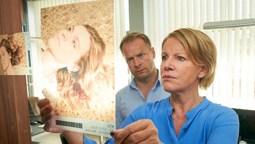 "Marie Brand und die Leichen im Keller": Jürgen Simmel (Hinnerk Schönemann) und Marie Brand (Mariele Millowitsch) versuchen den Tathergang zu rekonstruieren.