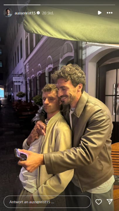 Mats Hummels (r.) postet ein Foto, auf dem zu sehen ist, wie Thomas Müller in seinen Armen liegt.