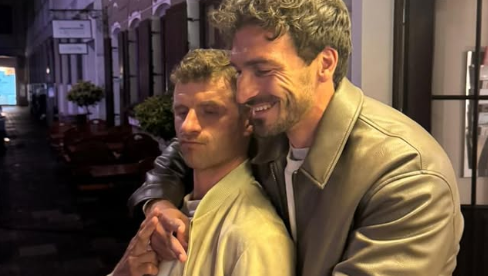 Mats Hummels (r.) postet ein Foto, auf dem zu sehen ist, wie Thomas Müller in seinen Armen liegt. Mats Hummels (r.) postet ein Foto, auf dem zu sehen ist, wie Thomas Müller in seinen Armen liegt.