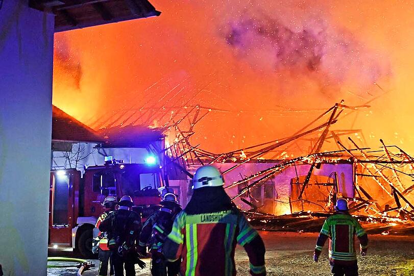 Schließlich stand auf dem Gelände eine Fläche von 1500 Quadratmetern in Flammen, die Feuerwehr verhinderte, dass der Brand auf zwei Wohnhäuser übergriff. Schließlich stand auf dem Gelände eine Fläche von 1500 Quadratmetern in Flammen, die Feuerwehr verhinderte, dass der Brand auf zwei Wohnhäuser übergriff.