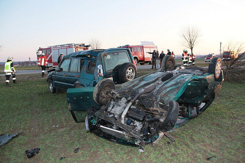 Schwerer Unfall bei Haiming: Der Fahrer des Peugeots wurde schwer verletzt von der Feuerwehr aus dem Wrack geborgen.