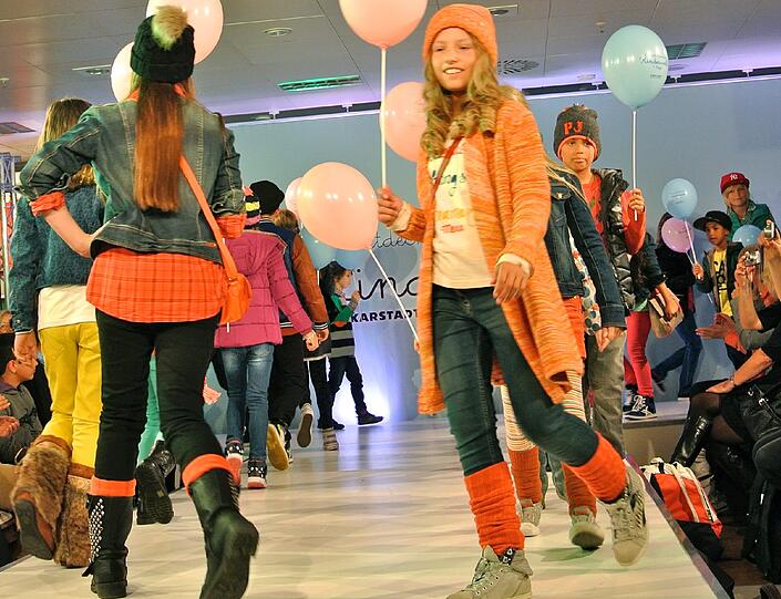 Tolle Show: 25 junge Laufsteg-Talente präsentierten am Samstag in der neuen Kinderwelt bei KARSTADT am Bahnhofplatz Mode-Trends