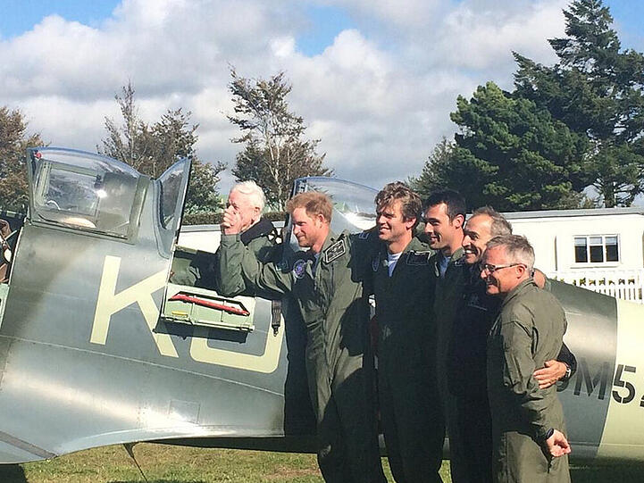 Prinz Harry (2.v.l.) nahm an seinem Geburtstag mit anderen Piloten an einer Luftparade teil