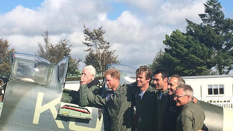 Prinz Harry (2.v.l.) nahm an seinem Geburtstag mit anderen Piloten an einer Luftparade teil Prinz Harry (2.v.l.) nahm an seinem Geburtstag mit anderen Piloten an einer Luftparade teil