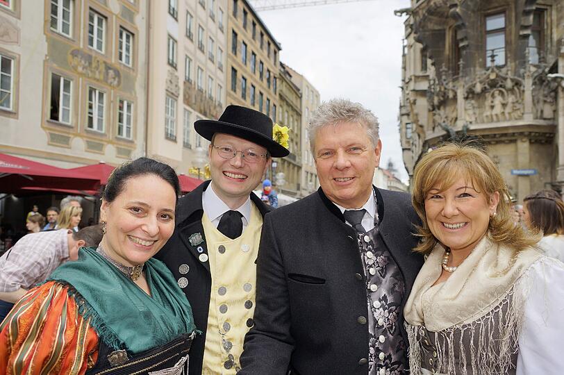 V. li. Silvia und Robert Markwitz mit Oberbürgermeister Dieter Reiter und seiner Frau Petra. Am Wochenende feiert München seinen 858. Geburtstag. Die besten Bilder vom Stadtgründungsfest am Samstag!