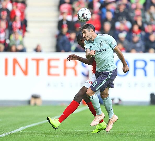 JAVI MARTINEZ, NOTE 3: Den "aggressive Leader" der Mannschaft nimmt Kovac momentan nicht raus. Momentan ist der widerstandsfähige Baske ein Stabilisator des Teams mit seiner Übersicht und den Ballgewinnen als Sechser. Traf mit strammem Flachschuss den Pfosten (78.). Hat aber auch immer Phasen mit Ballverlusten drin.