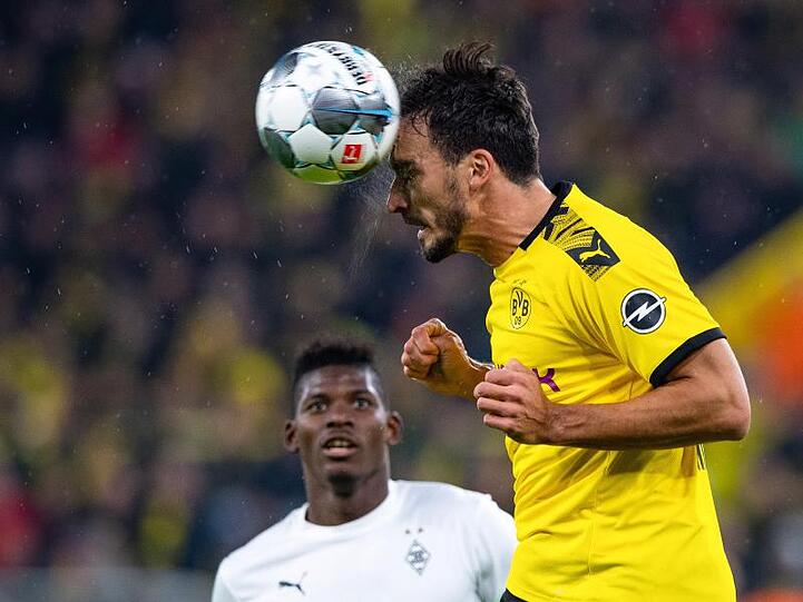Die Rufe nach dem Dortmunder Mats Hummels (r) werden lauter.