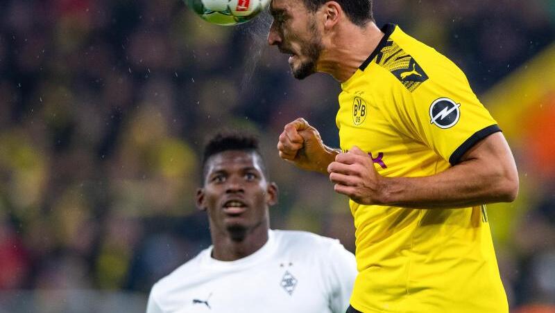 Die Rufe nach dem Dortmunder Mats Hummels (r) werden lauter. Die Rufe nach dem Dortmunder Mats Hummels (r) werden lauter.