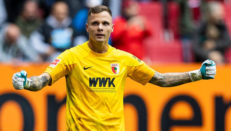 Augsburgs Torwart Rafal Gikiewicz jubelt nach dem Spiel.