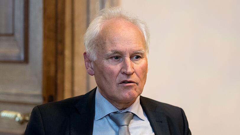 Erwin Huber kritisiert das Verhalten von Bayerns Vize-Ministerpräsidenten Hubert Aiwanger.
