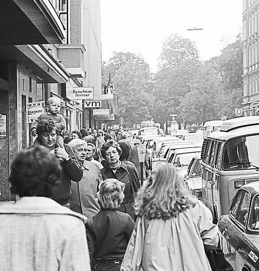 1980: Dichtes Treiben in der Weißenburger Straße.