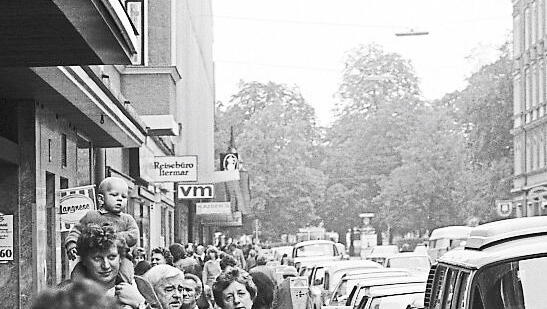 1980: Dichtes Treiben in der Weißenburger Straße.