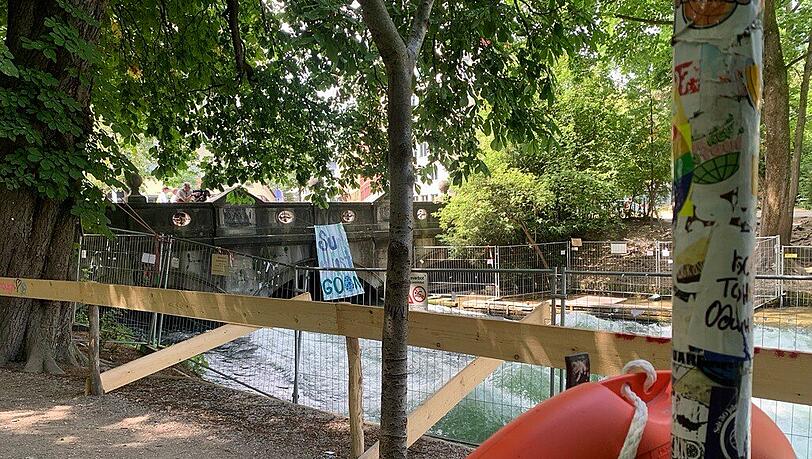 Die Ermittlungen zum Unfalltod einer Surferin auf der Münchner Eisbachwelle sind abgeschlossen. Die Ermittlungen zum Unfalltod einer Surferin auf der Münchner Eisbachwelle sind abgeschlossen.
