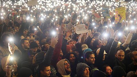 Zehntausende Menschen forderten den R&uuml;cktritt der prowestlichen Regierung in Bulgarien. Die Protestwelle in dem EU-Land begann mit Demonstrationen gegen den Haushaltsentwurf f&uuml;r 2026.