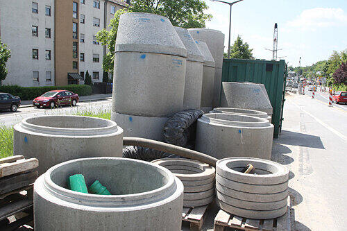 Durch diese 1,4 Meter dicken Kanalrohre wird künftig das Abwasser aus den Vierteln rund ums Nord-Klinikum zum Klärwerk abgeleitet.